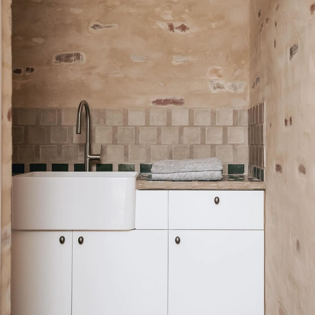 Turner Hastings Novi 60 x 46 Fireclay Butler Sink Includes Overflow - Gloss White NO60FS-OF