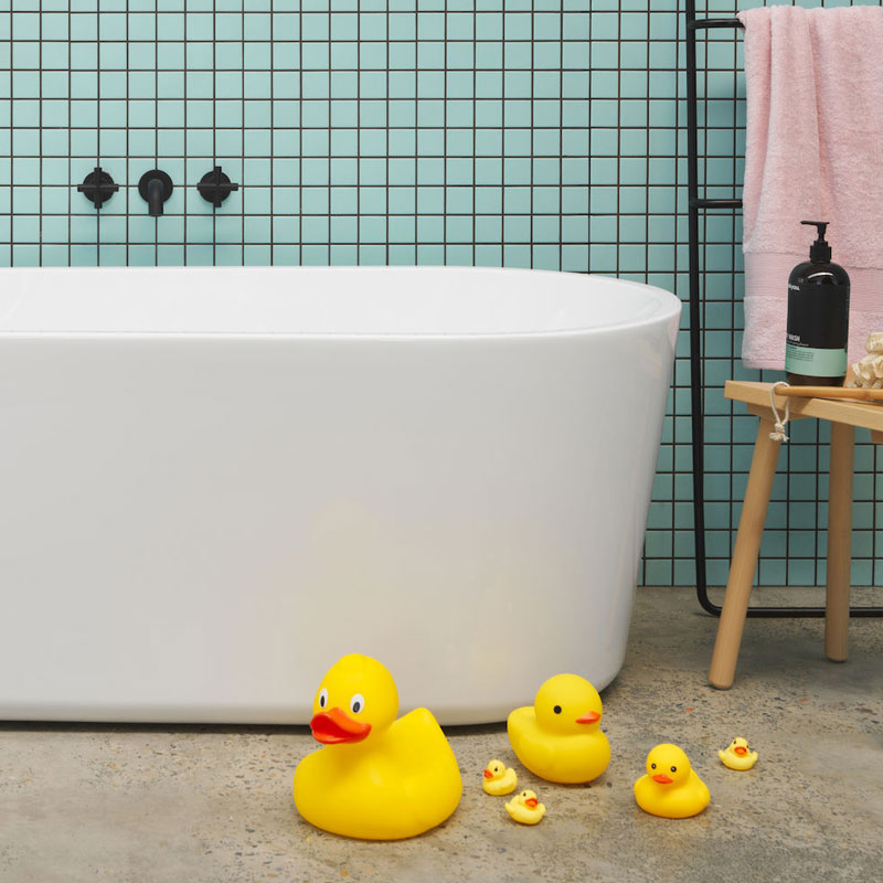 Clark 1400mm Acrylic Round Freestanding Bath With Overflow - Gloss White